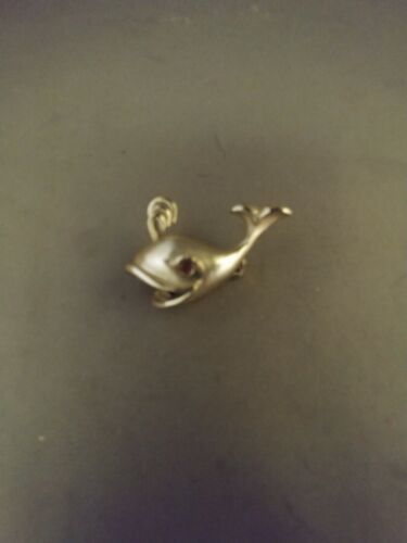 Water Spouting Moby Dick Whale Silver Tone Hat Lapel Pin Brooch