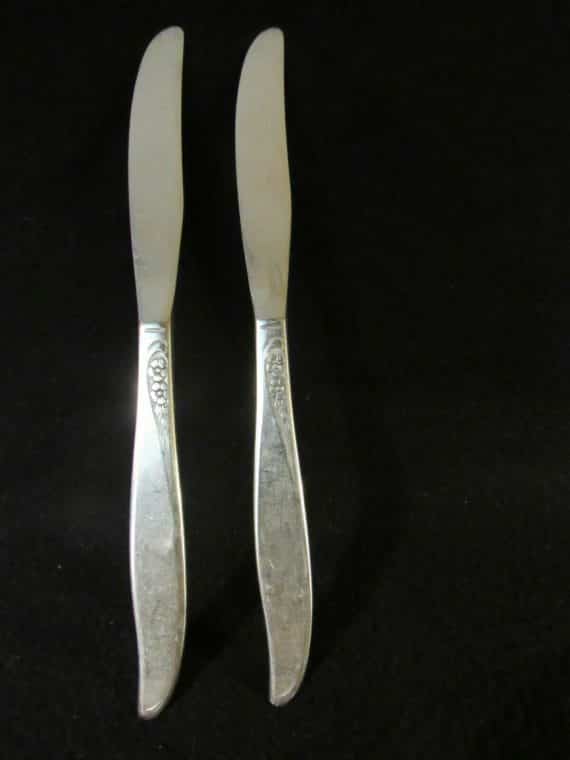 2 Dinner Knives, Winsome Silverplate (2783)