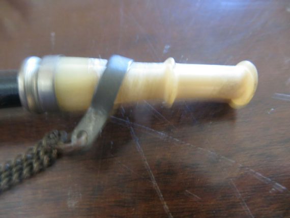 wooden-pipe-with-chain-and-bakelite-stemmetal-cow-emblem-on-front-snap-cover