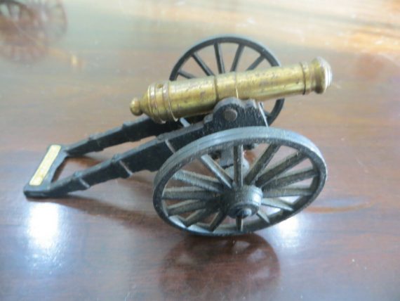 yorktown-va-brass-and-cast-iron-field-artillery-1-31-m-f-60-play-toy-cannon