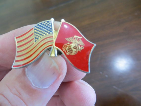 UNITED STATES OF AMERICA FLAG AND US  MARINES CROSSED FLAGS SOUVENIR LAPEL PIN