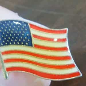 UNITED STATES OF AMERICA, WAVING PATRIOTIC USA FLAGS STARS AND STRIPES LAPEL PIN