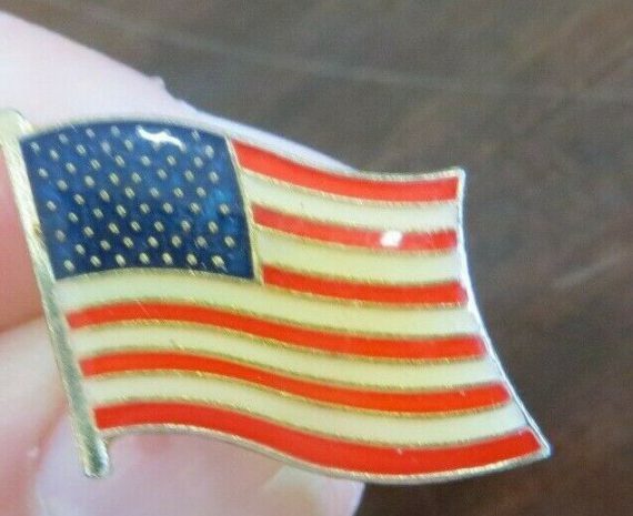 UNITED STATES OF AMERICA, WAVING PATRIOTIC USA FLAGS STARS AND STRIPES LAPEL PIN