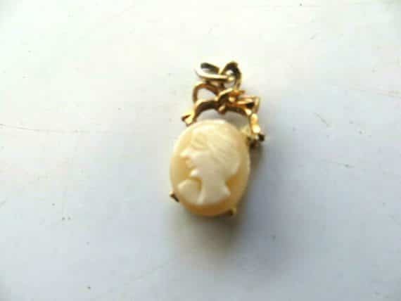 VICTORIAN CAMEO PENDANT CHARM FOR NECKLESS