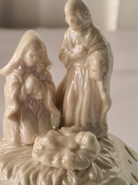 nativity-trinket-box-mary-joseph-baby-jesus-in-manger-pearlescent-porcelain-orl