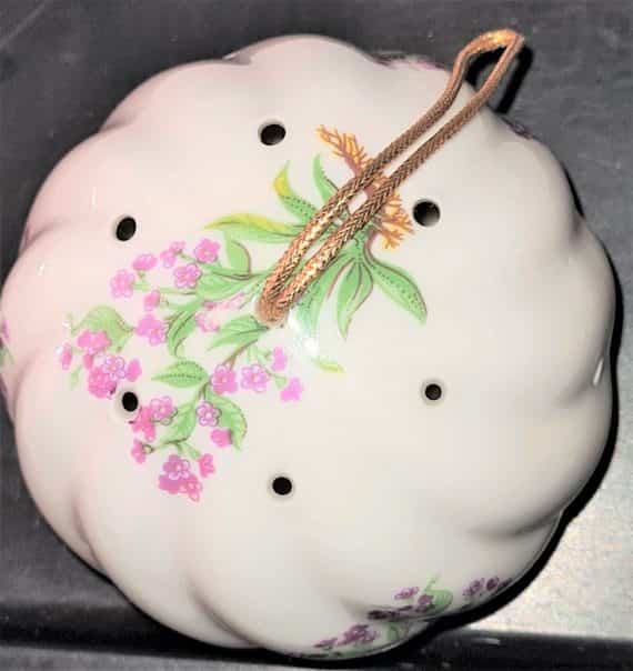 vintage-porcelain-round-pomander-potpourri-ball-3-white-and-lavender-floral