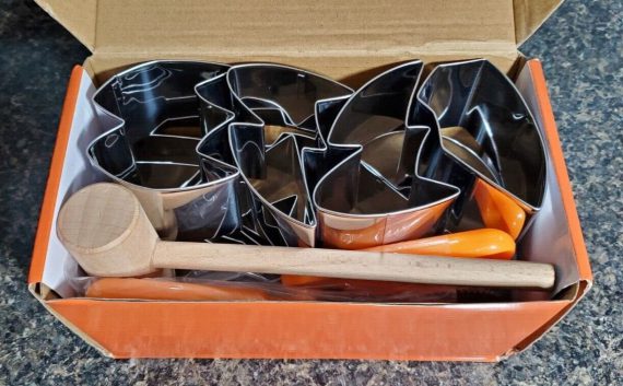 pumpkin-carving-set-with-mallet-scoop-and-cutters-excellent-condition