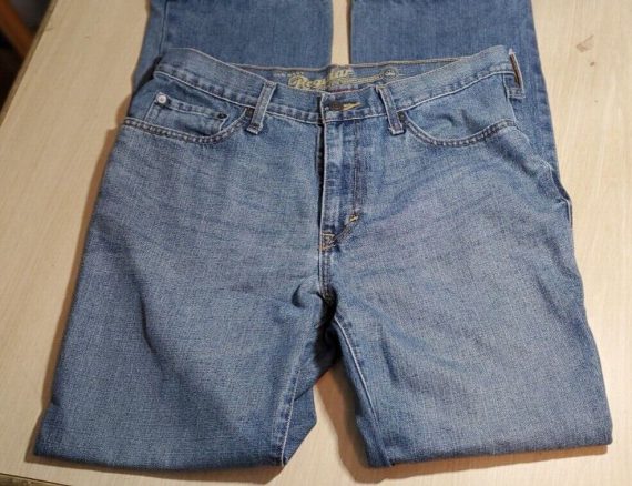 Old Navy Jeans Sz 33×32 ‘Regular Jeans’ Pre-Owned but in Great Condition!