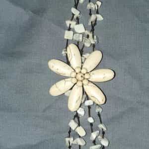 “white turquoise” flower necklace in great condition, offset flower