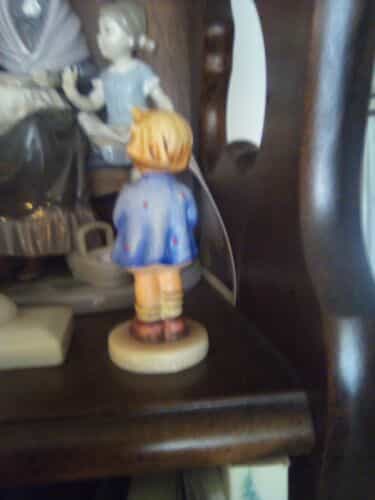 hummel-little-girl-figure