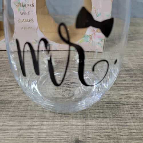 tri-coastal-designs-2019-mr-and-mrs-stemless-wine-glass-set