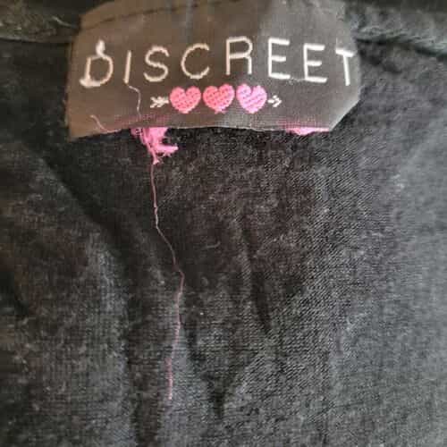 discreet-black-blouse-with-geometric-design