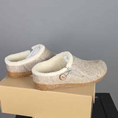 earth-origins-jacki2-q-fleece-lined-clog-slippers-light-brown-button-womens-8m